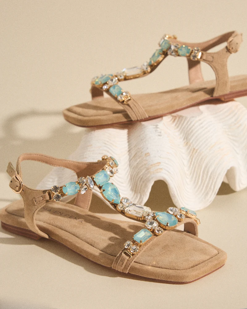 SANDALIA PLANA CON DETALLE PEDRERIA