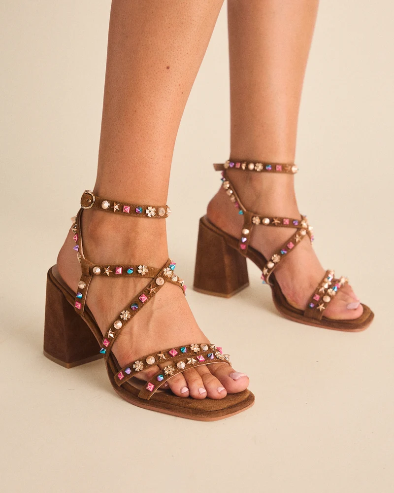 SANDALIA CON TACHAS DE COLORES