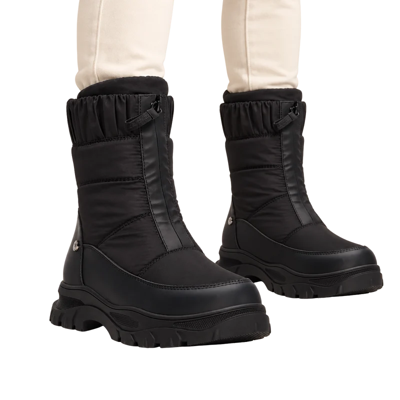 MUJER BOTIN PLANO NIEVE