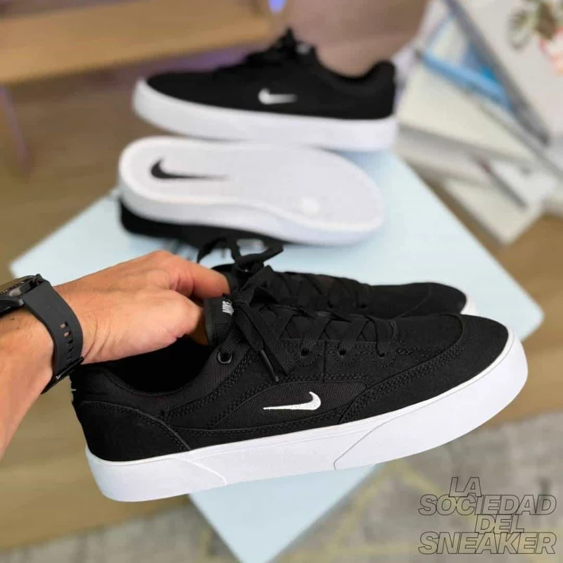 NIKE SB MALOR NEGRA BLANCA