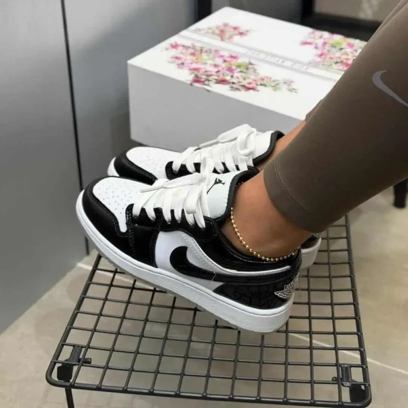 JORDAN RETRO 1 LOW NEGRA BLANCA CHAROL
