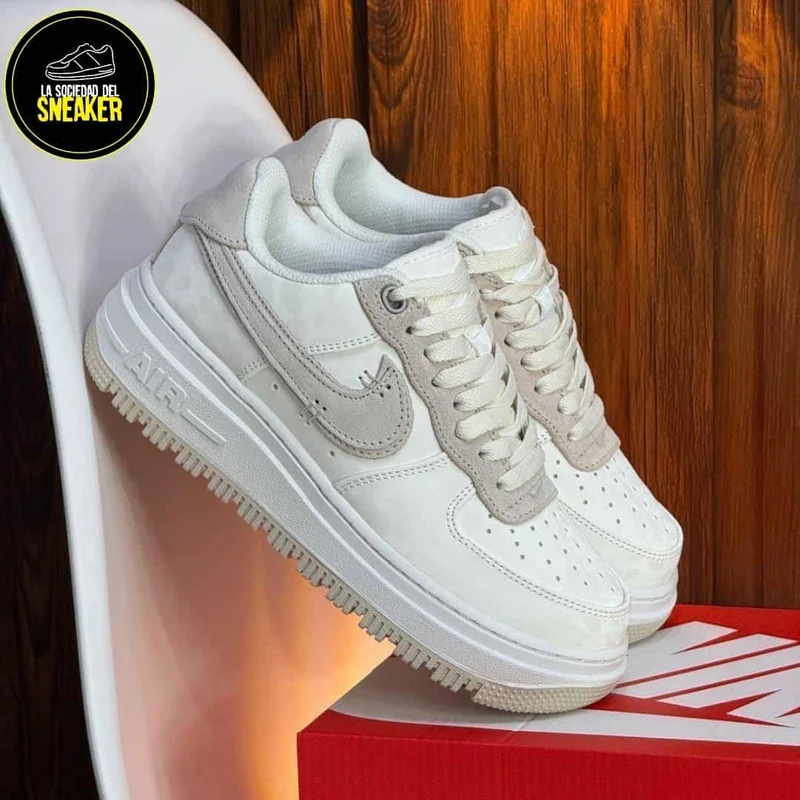 NIKE AIR FORCE ONE LUXE