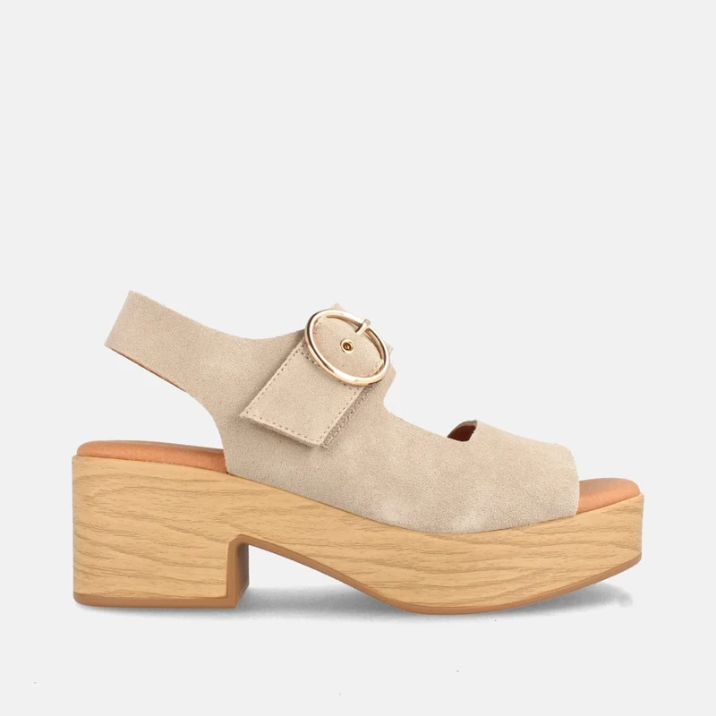 Sandalias de Plataforma Color Arena en Serraje con Hebilla y Tacón Efecto Madera | Modelo Obana de Marila Shoes