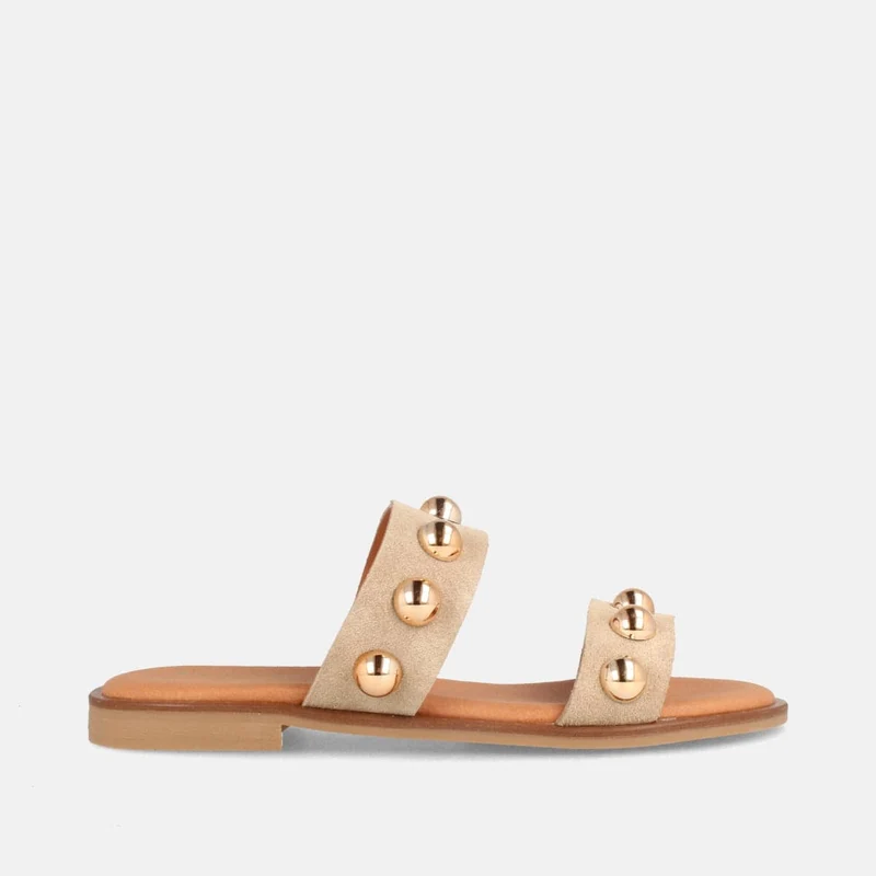Sandalias Planas Beige de Serraje con Tachas Doradas | Modelo Narma de Marila Shoes