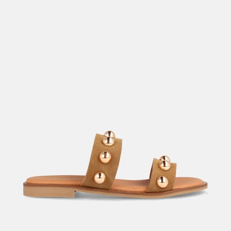 Sandalias Planas Color Cuero en Ante con Tachas Doradas | Modelo Narma de Marila Shoes