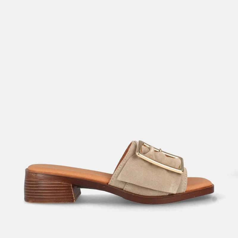 Sandalias de Tacón Bajo de Serraje Color Arena con Hebilla Decorativa | Modelo Oza de Marila Shoes