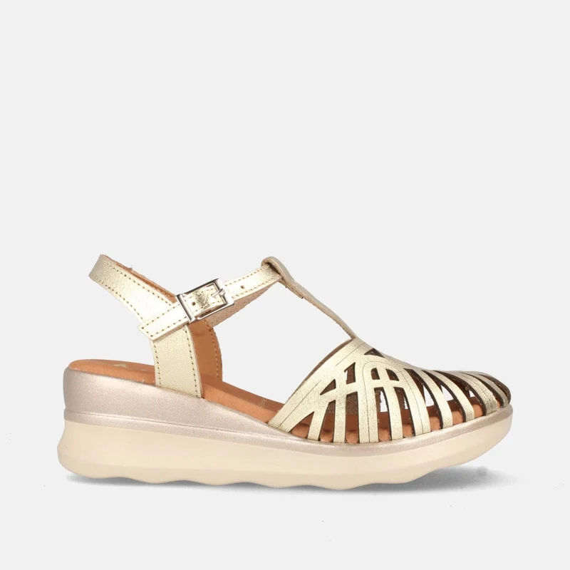 Sandalias de Cuña Color Champán Caladas con Hebilla y Plataforma Confort | Modelo Indu de Marila Shoes