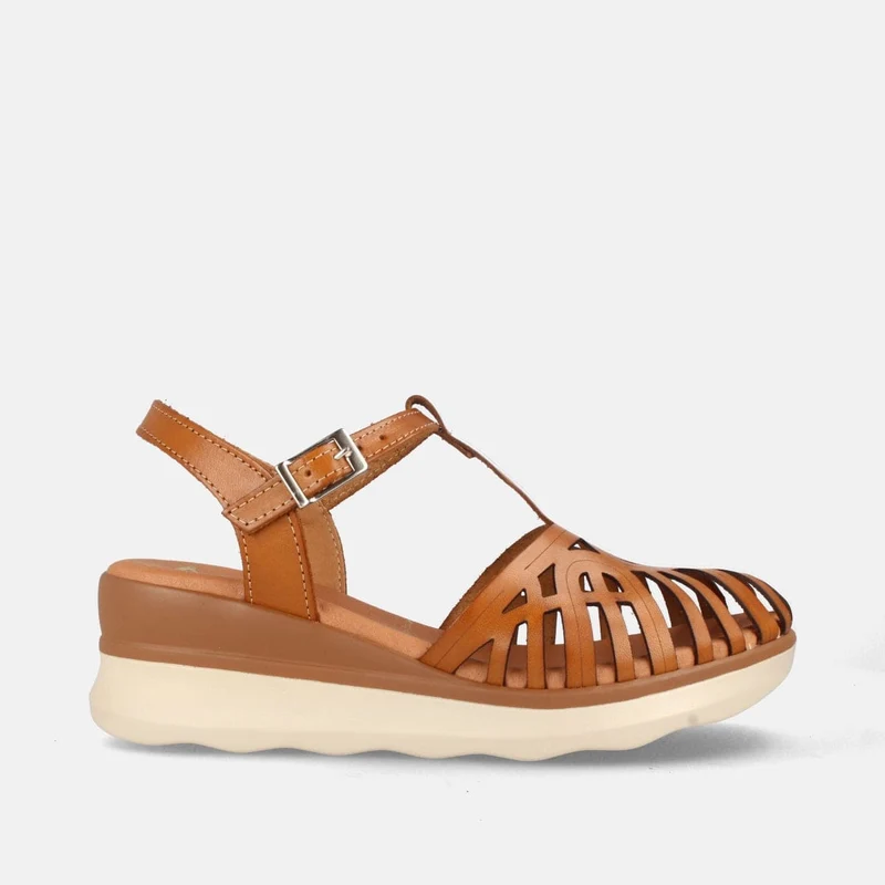 Sandalias de Cuña Color Avellana con Cierre de Hebilla y Plataforma Confort | Modelo Indu de Marila Shoes