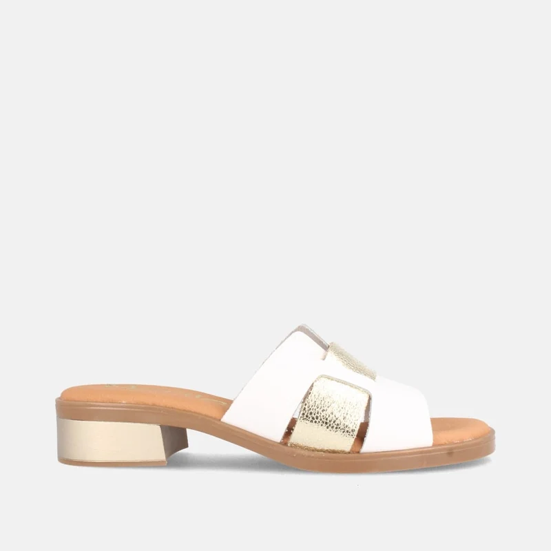 Sandalias Elegantes Blancas con Detalle Metalizado y Tacón Bajo | Modelo Rima de Marila Shoes