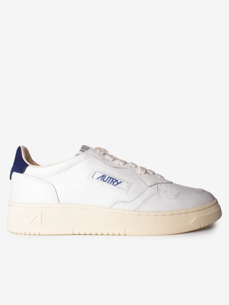 M Medalist Low in pelle bianca con logo in suede bianco e talloncino blu