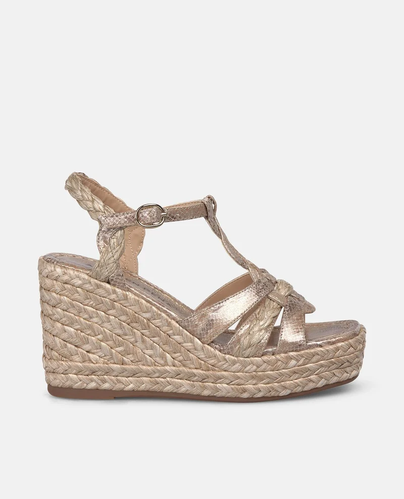 SANDALIA CUÑA CON TIRAS ENTRELAZADAS