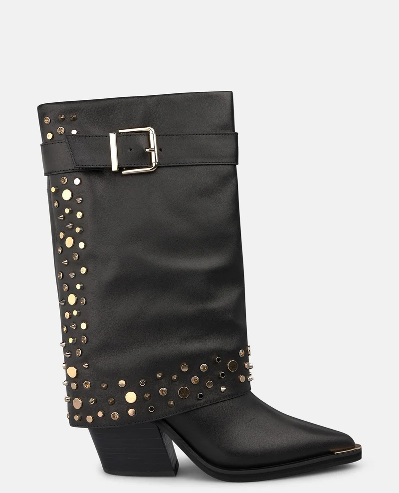 BOTA DE PIEL CON TACHAS METÁLICAS