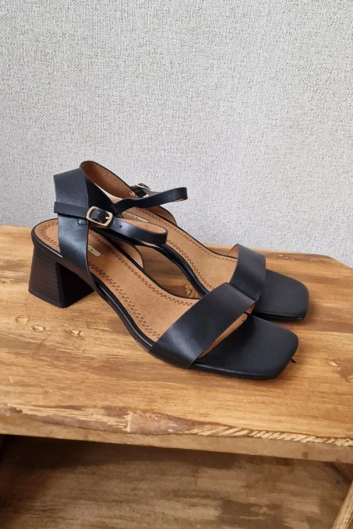 Sandalia Tacón Medio Negra