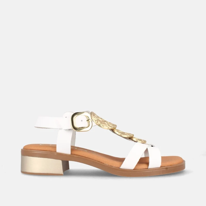 Sandalias de Tacón Bajo Blancas en Piel con Hebilla y Detalle Metálico | Modelo Afón de Marila Shoes