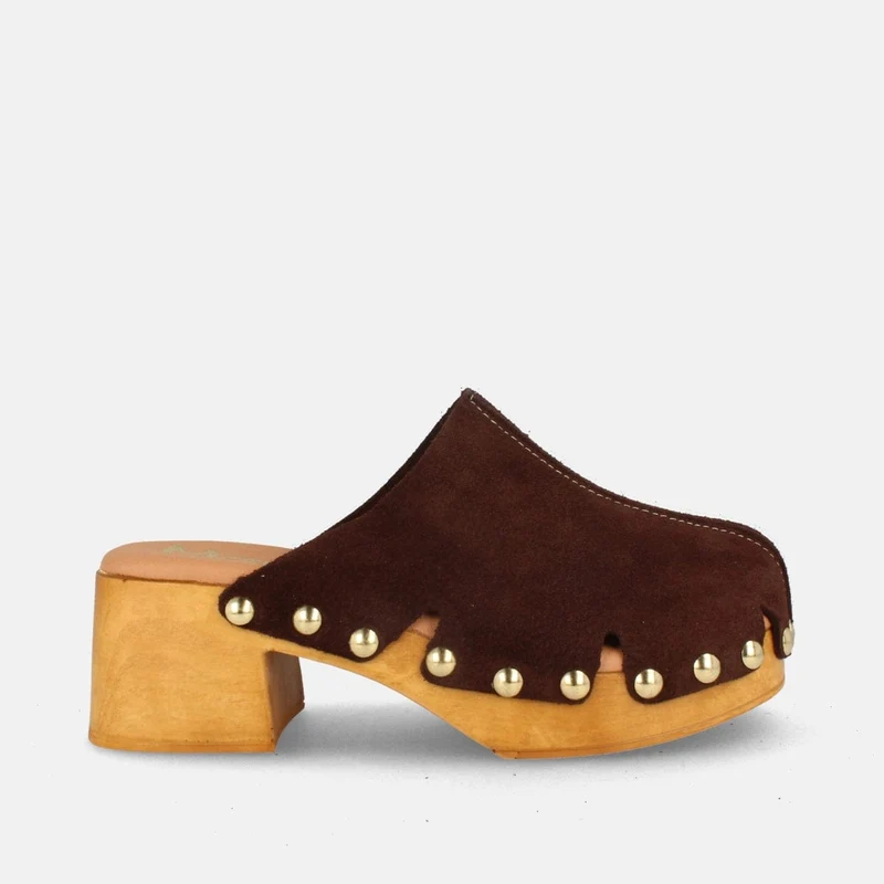 Zuecos de Tacón Marrón en Serraje con Perforaciones y Tachuelas | Modelo Mova de Marila Shoes