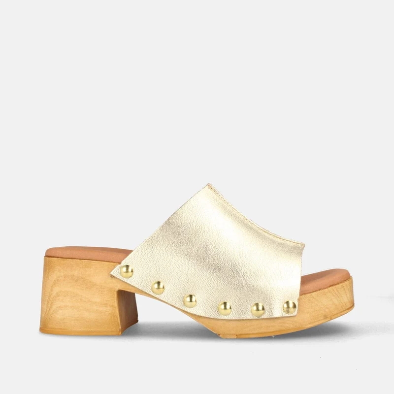 Zuecos de Tacón Champagne en Piel Metalizada con Tachuelas y Plantilla Acolchada | Modelo Daria de Marila Shoes