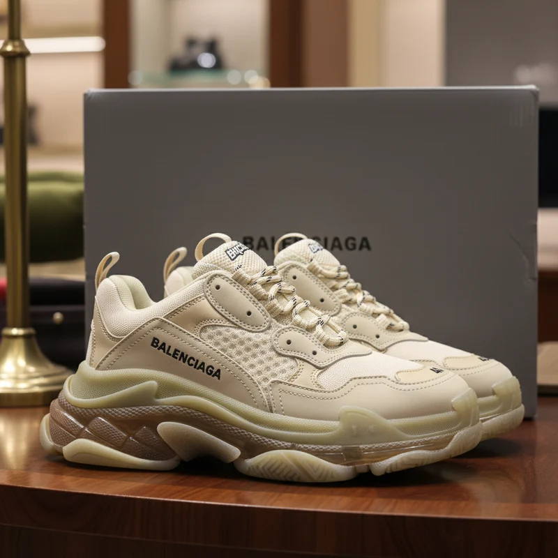 B.a.l.e.n.c.i.a.ga Triple S Beige