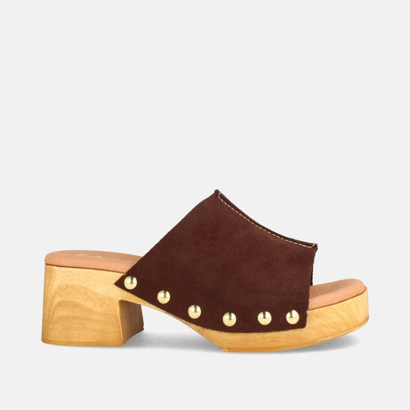 Zuecos de Tacón Marrón en Serraje con Tachuelas y Plantilla Acolchada | Modelo Daria de Marila Shoes