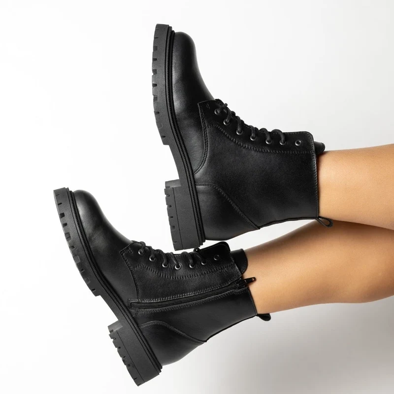 BOTÍN PARA MUJER ESTILO MILITAR HITA NEGRO