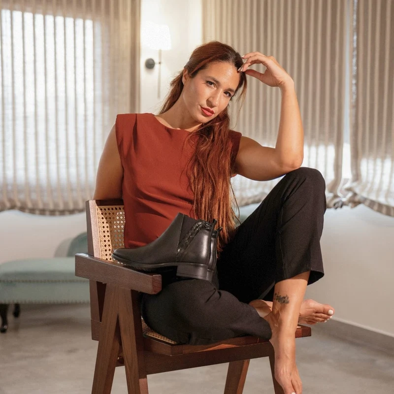 BOTÍN PARA MUJER CON TACÓN BAJO Y DETALLE LATERAL MIRIAM NEGRO