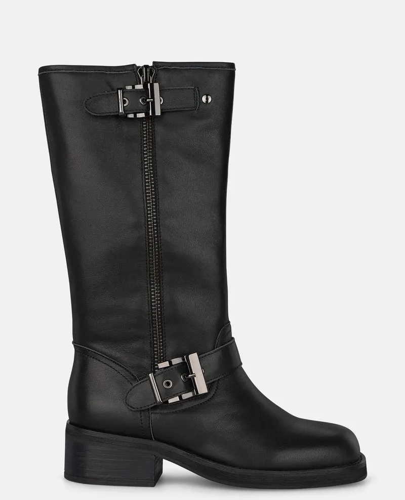 BOTA CON TACHAS METÁLICAS