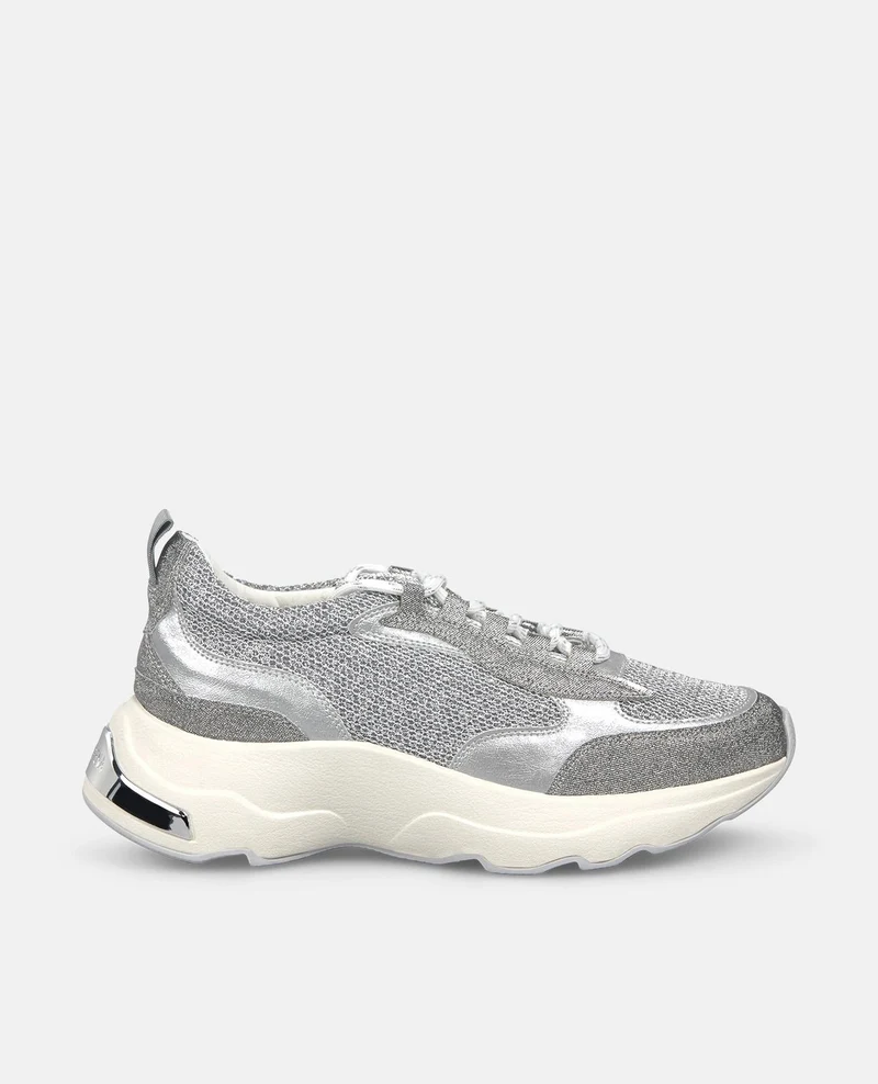 DEPORTIVA CON PLATAFORMA DETALLES METALICOS